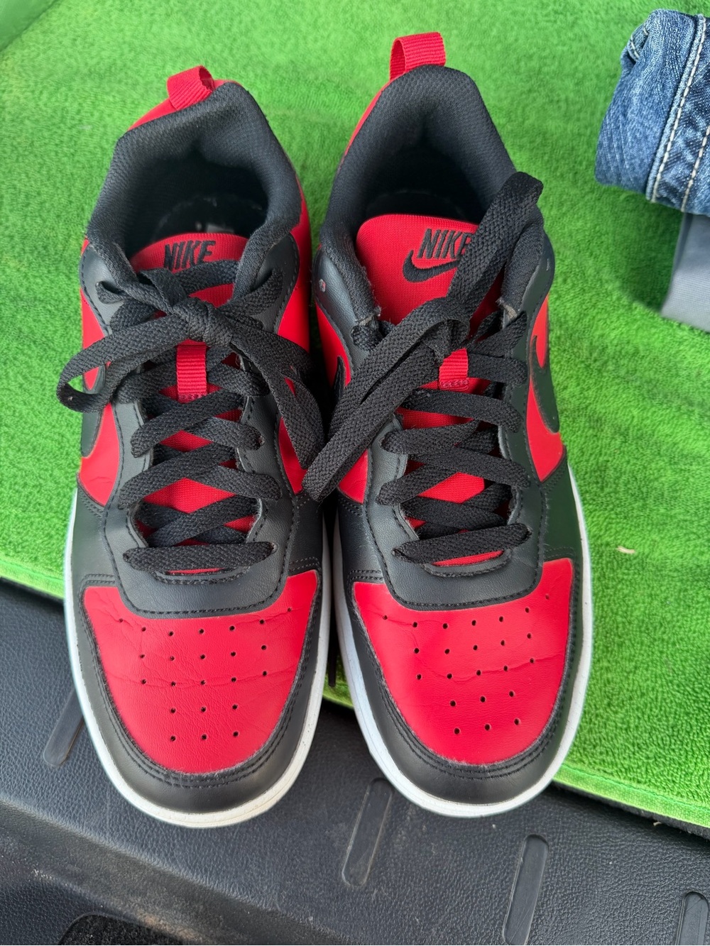 Nike Kids Black and Red Low-Top Sneakers